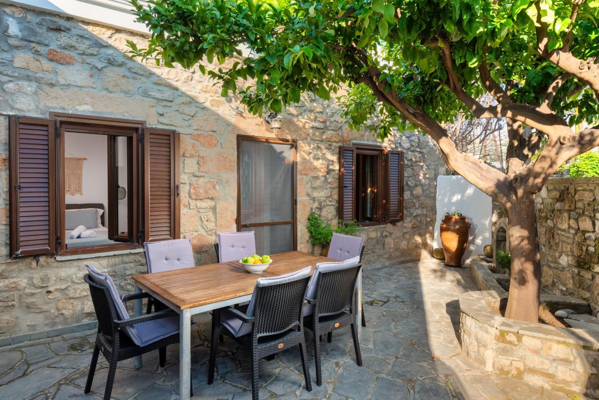 Villa Claudia In Lartos Exterior photo