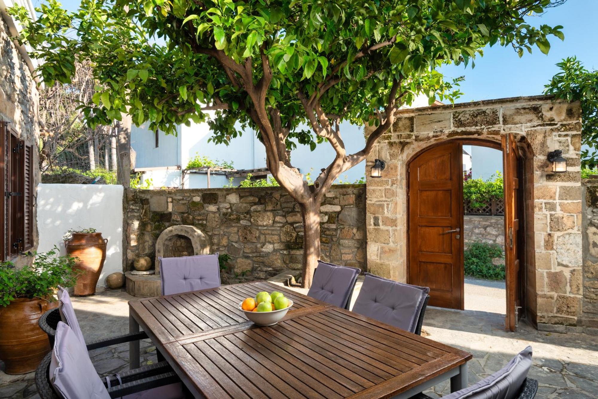 Villa Claudia In Lartos Exterior photo