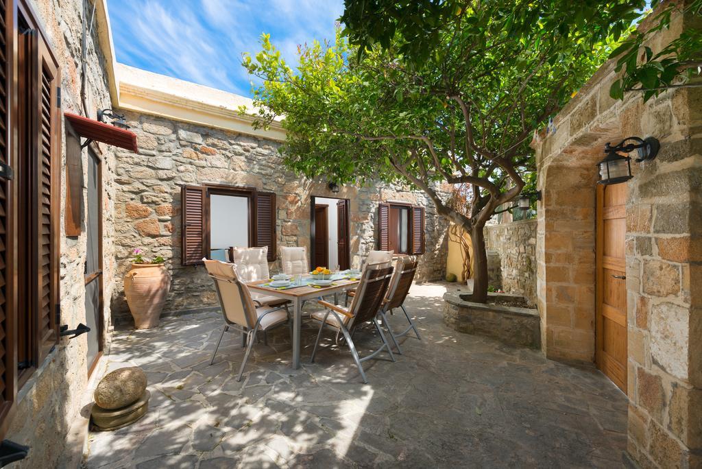 Villa Claudia In Lartos Exterior photo
